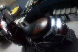 Táo tợn đạp ngã xe, móc trộm iPhone 5 trên phố