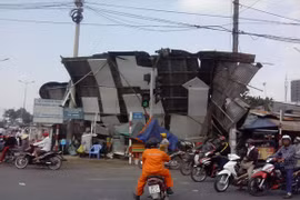 Lốc xoáy tại TP.HCM, 1 người bị thương