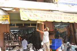 Sẩy chân, bé trai rơi từ tầng 7 chung cư tử vong