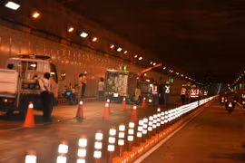 Xe tải lật chỏng vó trong hầm Thủ Thiêm