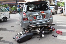 Nhân viên rửa xe lái ô tô của khách gây tai nạn kinh hãi