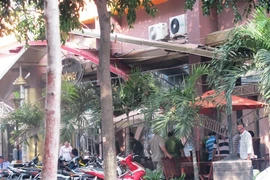 Rút súng bắn người giữa quán cà phê