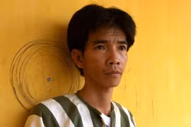 Côn đồ đâm ngập dao vào... MBH của công an