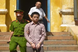 Đưa bé gái đi học, chở thẳng về phòng trọ làm chuyện… người lớn