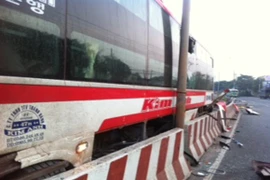 Xe giường nằm lao vào dải phân cách, hành khách thót tim