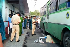 Trượt chân ngã, giảng viên người Nhật bị xe buýt cán tử vong