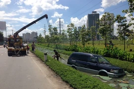 Tránh xe máy, ô tô 7 chỗ lao thẳng xuống ao sen