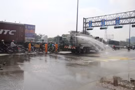 Xe tải phanh gấp, hóa chất đổ tràn xuống đường gây rối loạn giao thông