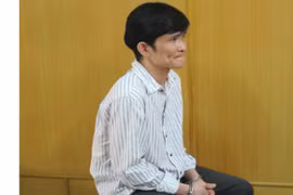 Không rút được tiền, dùng kéo chọc nát màn hình máy ATM