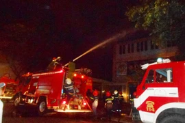 Cháy lớn ở phòng trà Da Vàng của nhạc sĩ Lê Quang