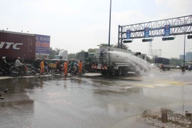 Xe tải phanh gấp, hóa chất đổ tràn xuống đường gây rối loạn giao thông