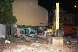 Nhóm giang hồ lái xe xúc ủi sập nhà dân giữa ban ngày