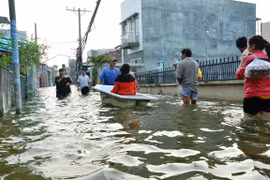 Hãi hùng cuộc sống của dân trong biển nước 