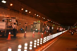 Xe tải lật chỏng vó trong hầm Thủ Thiêm