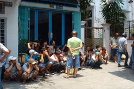 Xem cảnh sát đột kích 2 điểm cờ bạc, tạm giữ 67 đối tượng