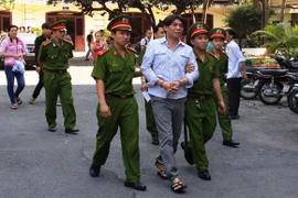 Chị em phụ nữ cãi nhau, đàn ông can gián lãnh hậu quả