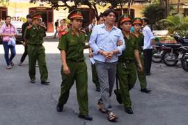 Chị em phụ nữ cãi nhau, đàn ông can gián lãnh hậu quả