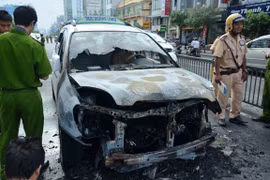 Taxi đang chở khách, bỗng bốc cháy giữa đường