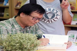 Nhà văn Nguyễn Nhật Ánh tặng chữ ký cho độc giả Thủ đô