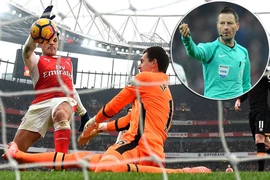 Sốc: Sanchez dùng tay ghi bàn, trọng tài công nhận rồi... xin lỗi