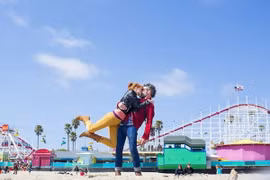 Bộ ảnh tái hiện nụ hôn trên khắp nước Mỹ