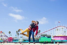 Bộ ảnh tái hiện nụ hôn trên khắp nước Mỹ