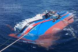 Quảng Ngãi: Nỗ lực cứu tàu cá bị tàu hàng đâm chìm trên biển