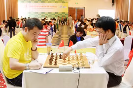 Giải Cờ vua quốc tế HDBank 2015 ván 6: Li Chao chiếm ngôi đầu