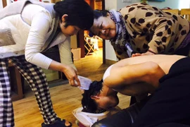 Công Phượng gội đầu trong tư thế lạ