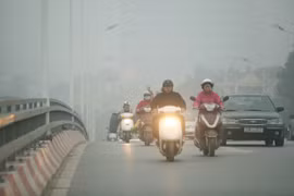 Hà Nội: Sương mù dày đặc kèm mưa rét, phương tiện di chuyển khó khăn