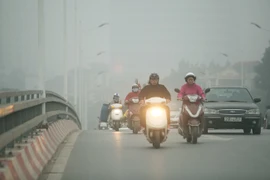 Hà Nội: Sương mù dày đặc kèm mưa rét, phương tiện di chuyển khó khăn