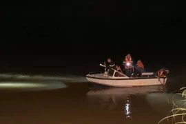 Để lại xe máy và dép trên cầu, cô gái nhảy sông tự tử