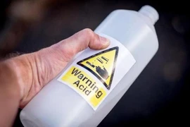 Người phụ nữ thuê xe ôm đi tạt a xít để "ghen ngược"