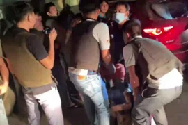 Công an vây bắt hai đối tượng thủ sẵn vũ khí nóng để vận chuyển ma túy