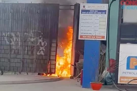 Cháy ở cây xăng khi xe bồn đang tiếp nhiên liệu khiến nhiều người hốt hoảng
