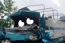 Kinh hoàng clip xe tải đấu đầu nhau trên quốc lộ