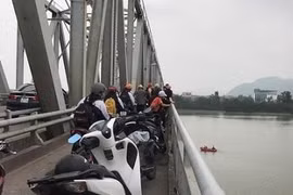 Để lại thư tuyệt mệnh và xe máy người đàn ông nhảy cầu Bến Thủy tự tử
