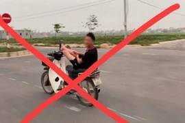 Điều khiển xe máy bằng chân, nam sinh bị công an triệu tập