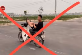 Điều khiển xe máy bằng chân, nam sinh bị công an triệu tập