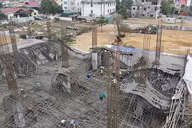 Sập giàn giáo ở trung tâm thương mại đang xây 