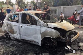 Xe ô tô cháy rụi bên đường