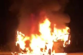 Xe ô tô đang chạy bỗng dưng bốc cháy dữ dội