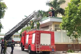 Giải cứu thành công người đàn ông nhảy lầu tự tử ở bệnh viện