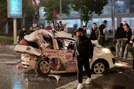 Xe bán tải tông nát taxi, 1 người nguy kịch