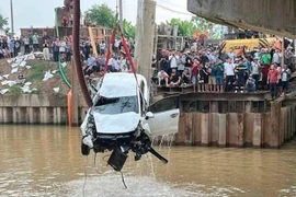 Ô tô tông 2 xe máy rồi lao xuống sông, ba người tử vong