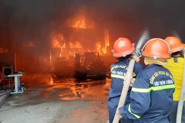 Cháy lớn ở kho chứa hàng hóa chất