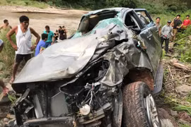Xe bán tải mất lái khiến 3 thầy cô giáo thương vong
