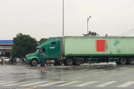 Ông ngồi thất thần cạnh thi thể cháu 4 tuổi sau tai nạn