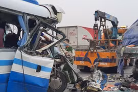 Xe khách đâm đuôi xe tải, hàng chục người thương vong