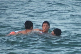 Người đàn ông kịp thời cứu ba người gặp nạn trên sông